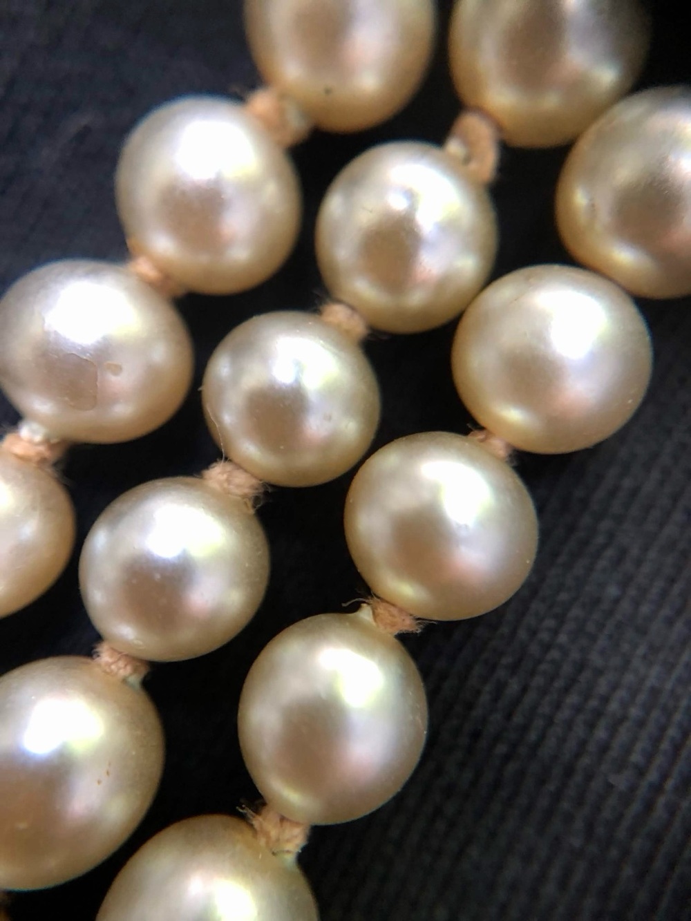 Classic Triple-Strand Faux Silvery Pearl Necklace - VINTAGE EVCO - Picture 2 of 5
